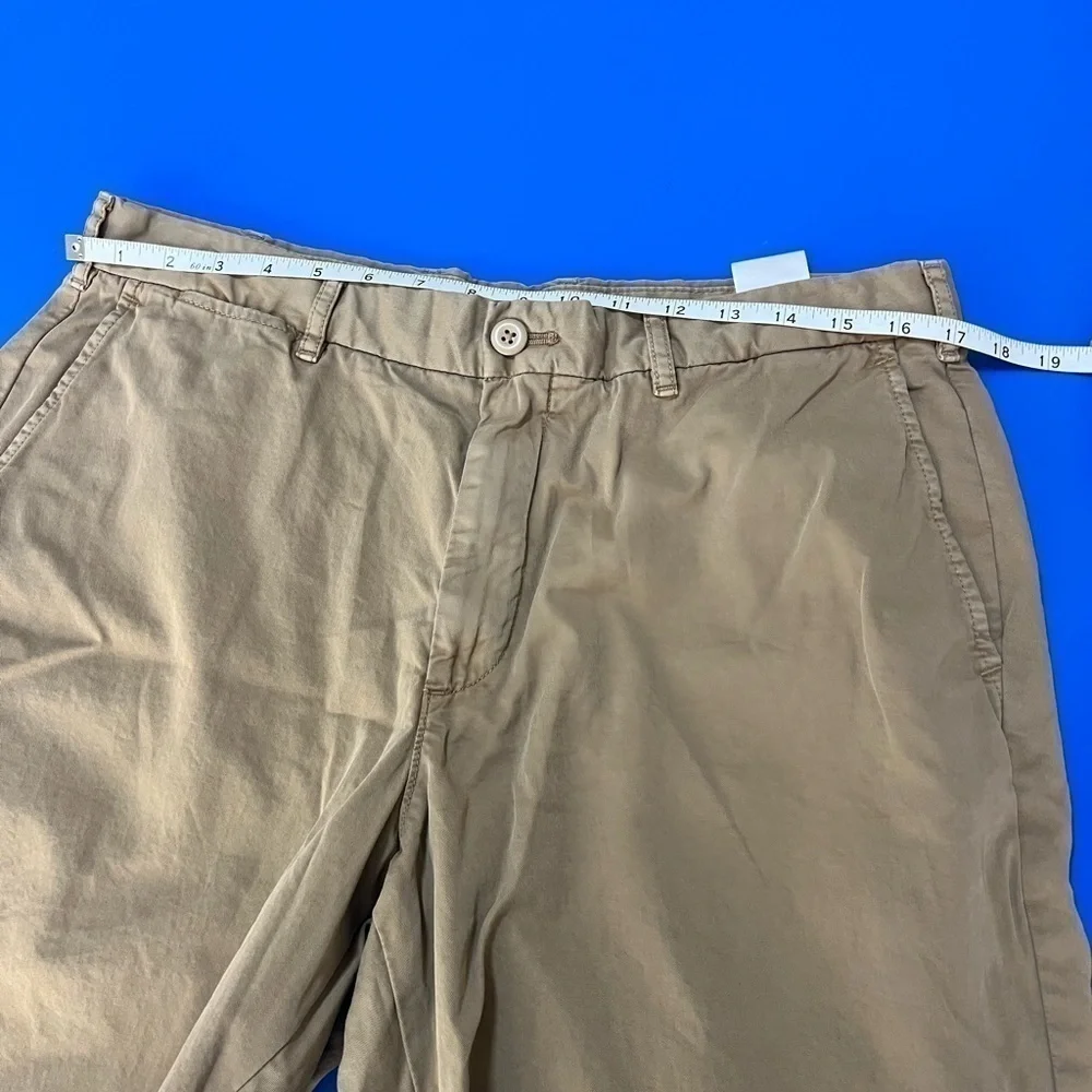 Uniqlo Men’s Khaki Short. Size Large. Excellent Condition